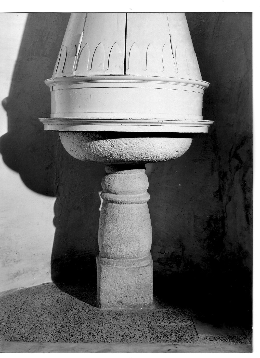 fonte battesimale - a fusto, opera isolata - PRODUZIONE GENOVESE (sec. XVIII)