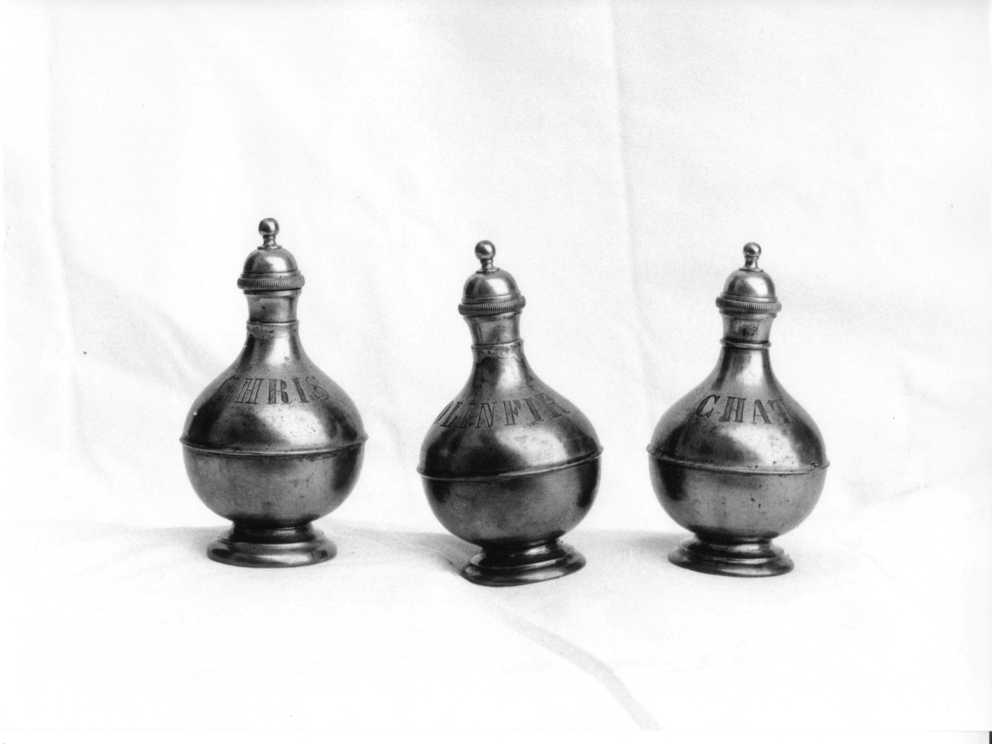 vasetti per oli santi, serie - bottega genovese (sec. XIX)