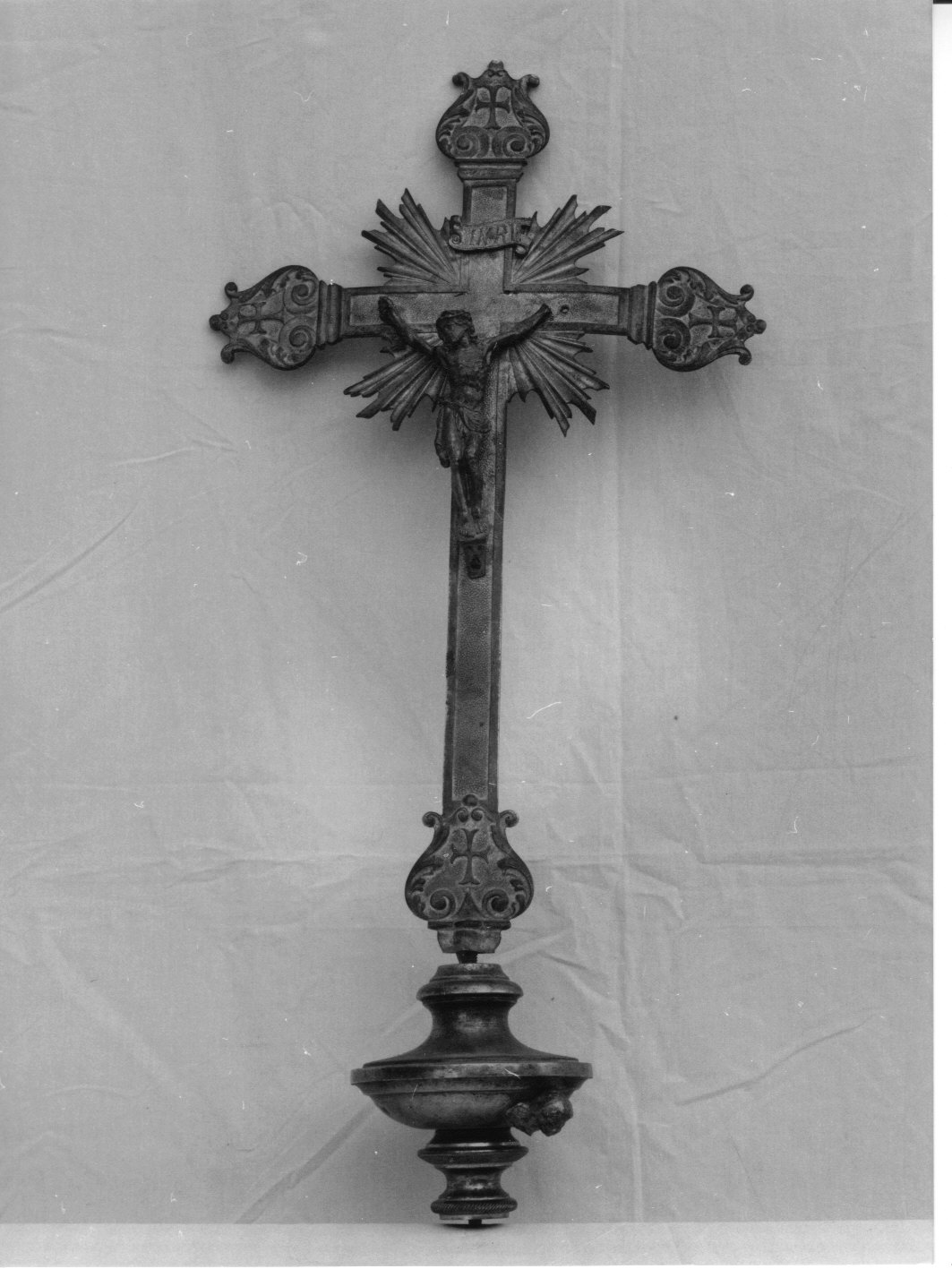 Cristo crocifisso (croce processionale, opera isolata) - bottega Italia settentrionale (fine/inizio secc. XIX/ XX)