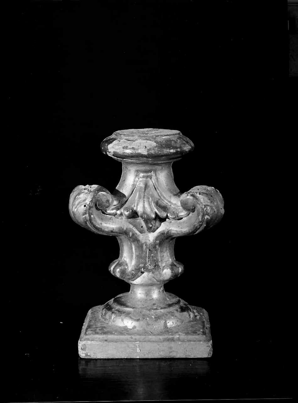vaso d'altare con composizione floreale, coppia - bottega genovese (seconda metà sec. XVIII)