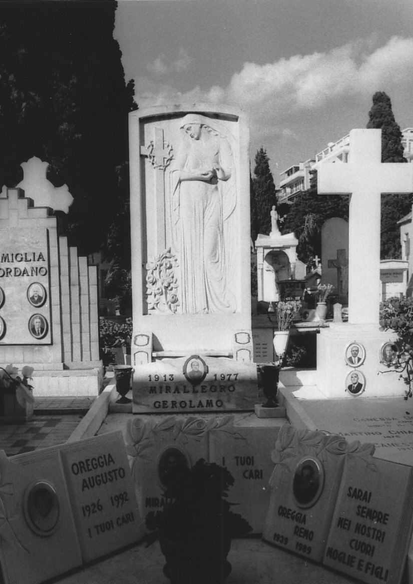 figura femminile con uccellino (rilievo, opera isolata) - bottega ligure (secondo quarto sec. XX)