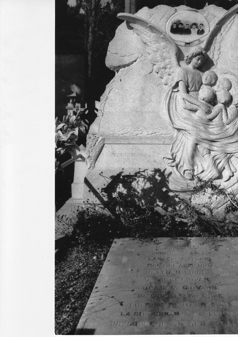 angelo della morte con bambini (rilievo, opera isolata) - bottega italiana (primo quarto sec. XX)