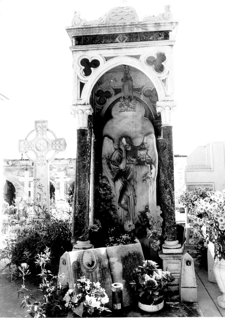 figura angelica con rose (rilievo, opera isolata) - bottega ligure (secondo quarto sec. XX)