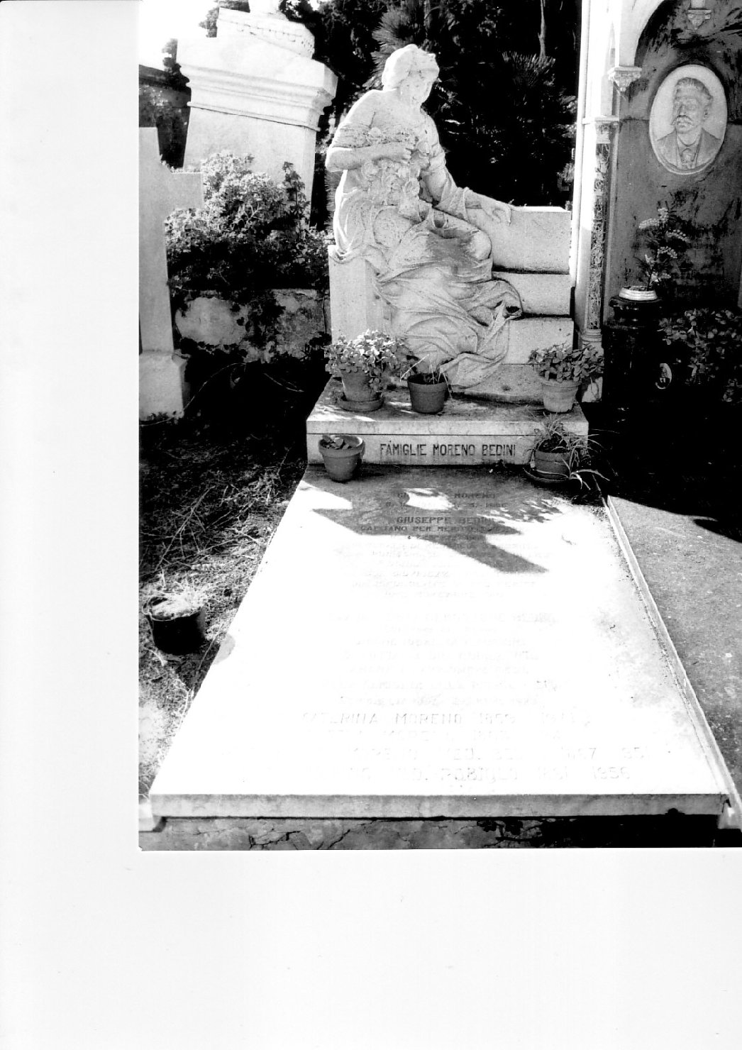 figura femminile con rose (statua, opera isolata) - bottega ligure (primo quarto sec. XX)