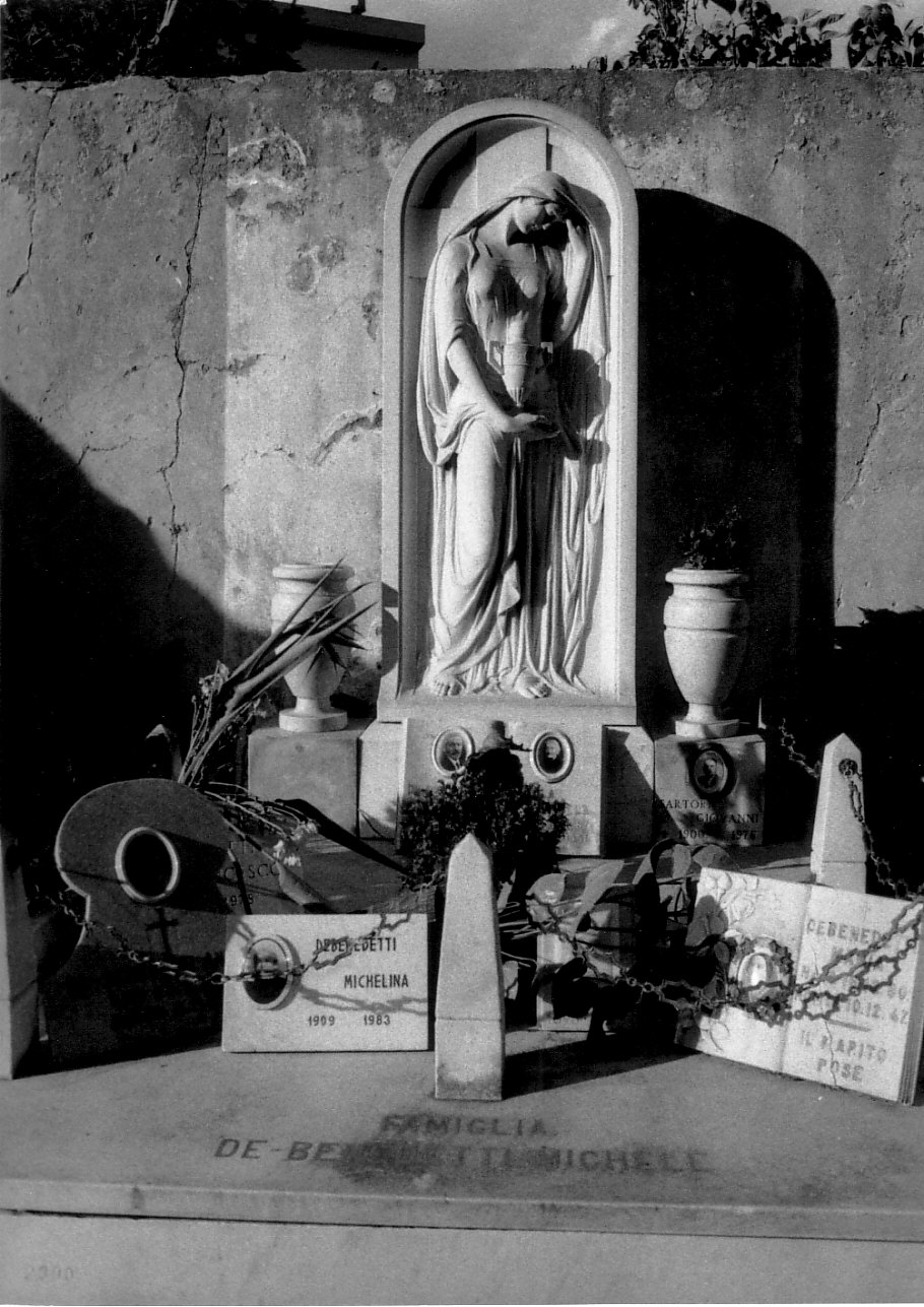 figura femminile con urna (rilievo, opera isolata) di Pasquali Vincenzo (secondo quarto sec. XX)