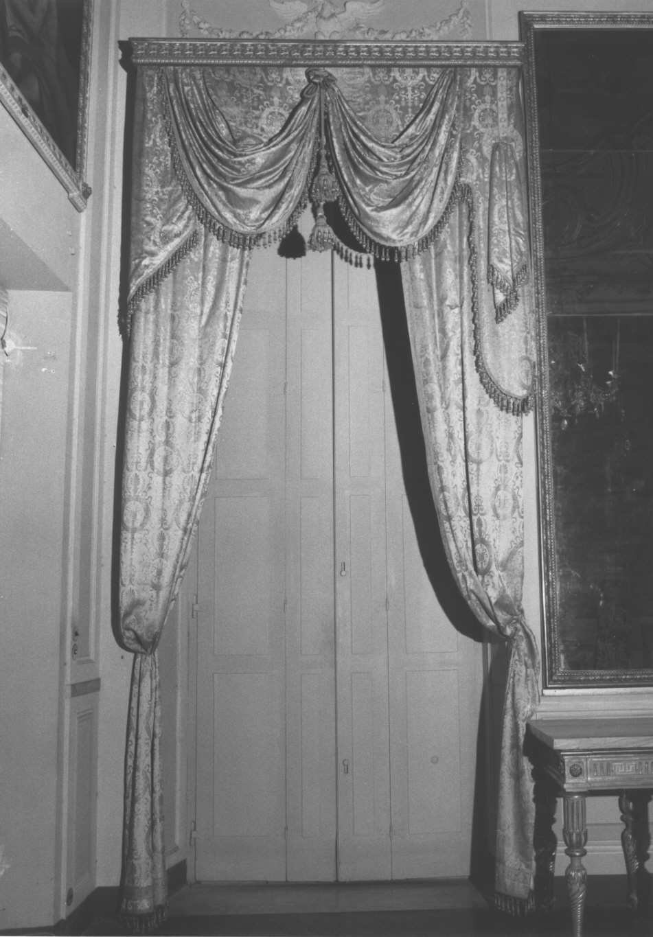 motivi decorativi vegetali/ motivi decorativi floreali/ motivi decorativi a foglie d'acanto/ corona (tendaggio, serie) - manifattura ligure (sec. XVIII)