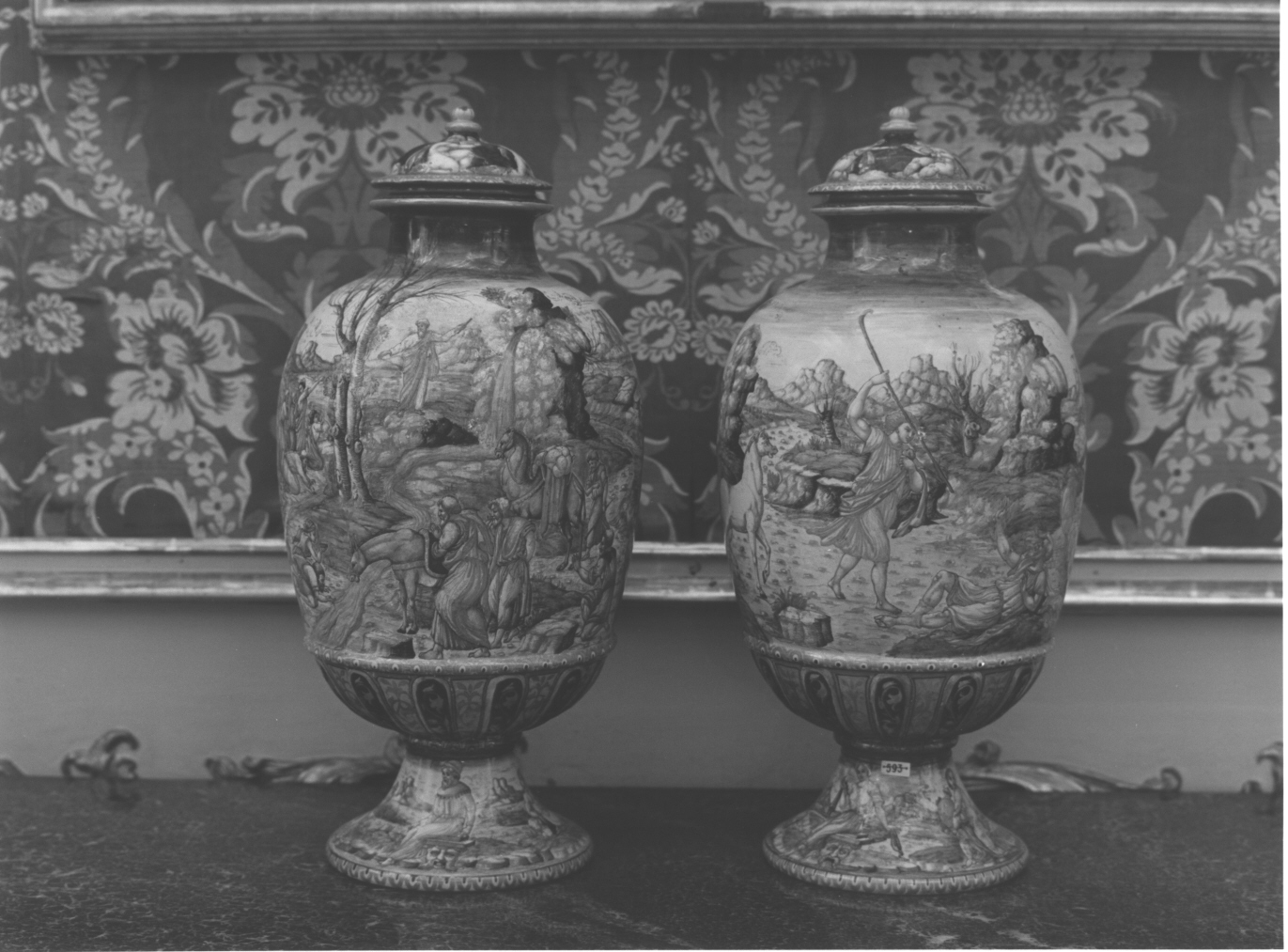 Mosè fa scaturire l'acqua dalla roccia (vaso, opera isolata) - bottega urbinate (sec. XVI)
