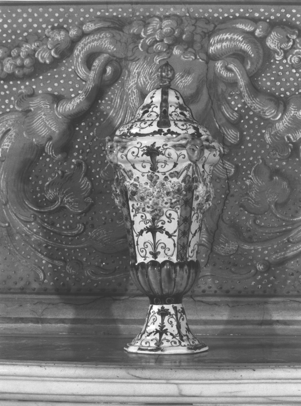 motivi decorativi a girali vegetali/ motivi decorativi floreali/ mascherone/ festoni/ cornucopia (vaso, opera isolata) di Boselli Giacomo (sec. XVIII)