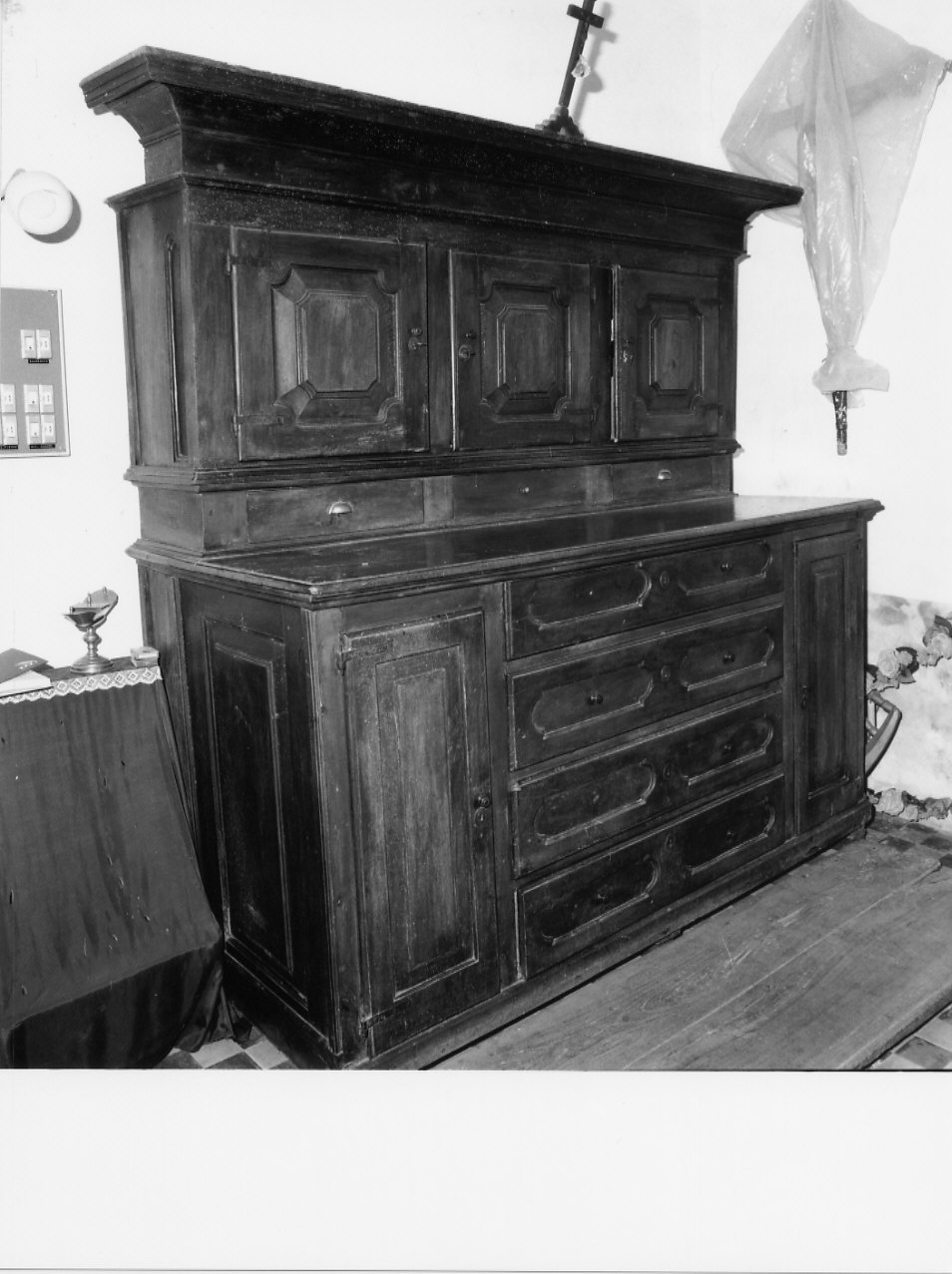 armadio da sacrestia, opera isolata - manifattura genovese (sec. XVIII)