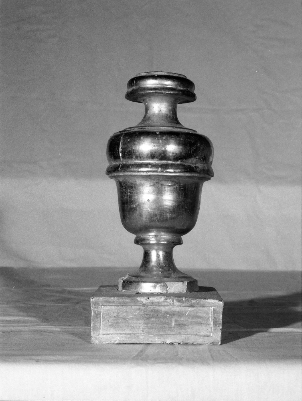 vaso d'altare con composizione floreale, serie - manifattura genovese (sec. XIX)