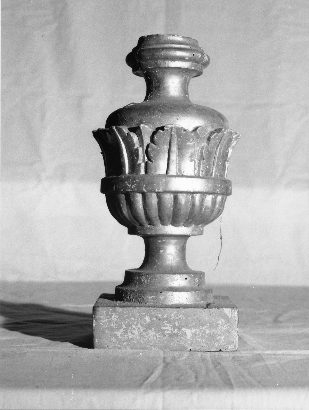 vaso d'altare con composizione floreale, serie - manifattura genovese (sec. XIX)