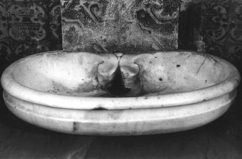 motivi decorativi a volute (acquasantiera da parete, opera isolata) - bottega italiana (sec. XVII)