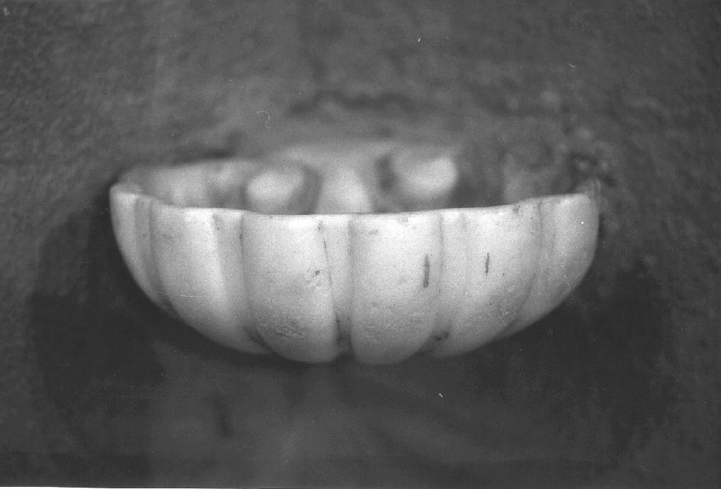 acquasantiera - a conchiglia, opera isolata - bottega ligure (sec. XVII)