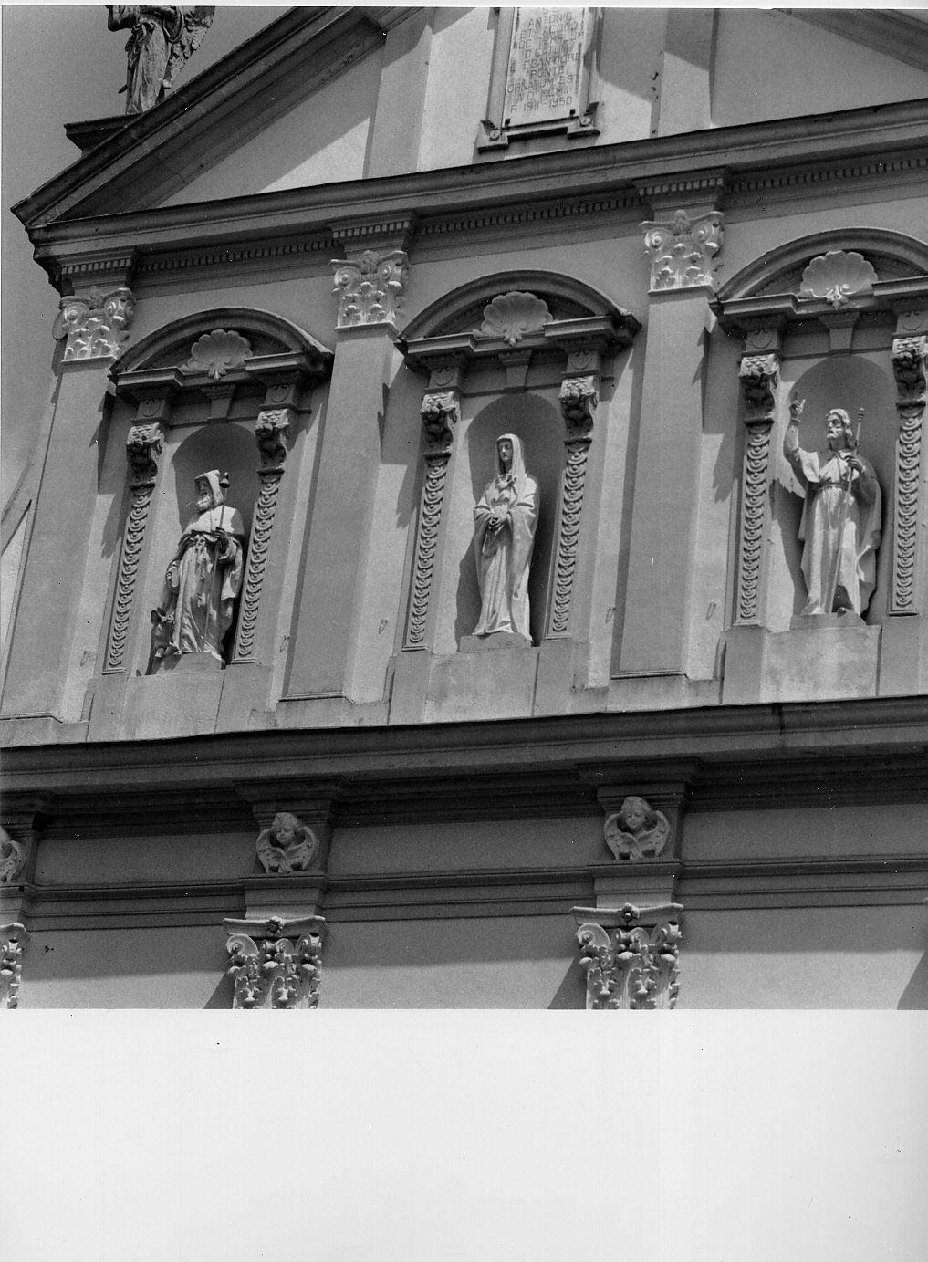 Sant'Antonio Abate/ Madonna/ San Giacomo/ angeli (decorazione plastica, complesso decorativo) di Clandestino Giovanni (sec. XX)