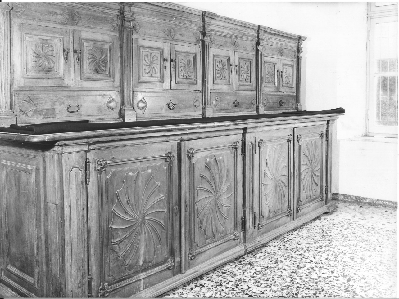 armadio da sacrestia, opera isolata - bottega ligure (inizio sec. XVIII)