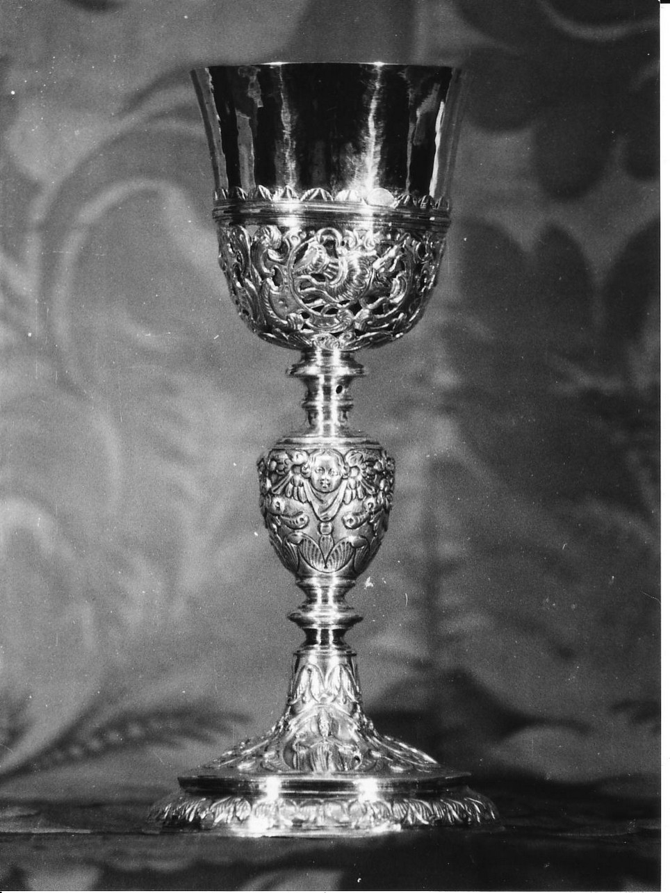 cherubino con ghirlanda di fiori (calice, opera isolata) - bottega ligure (metà sec. XVII)