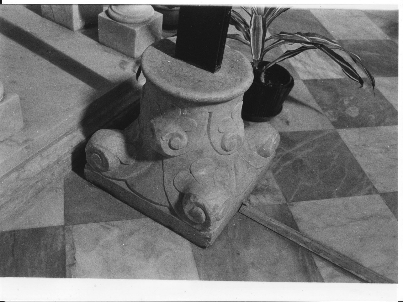 capitello, opera isolata - bottega ligure (seconda metà sec. XIV)