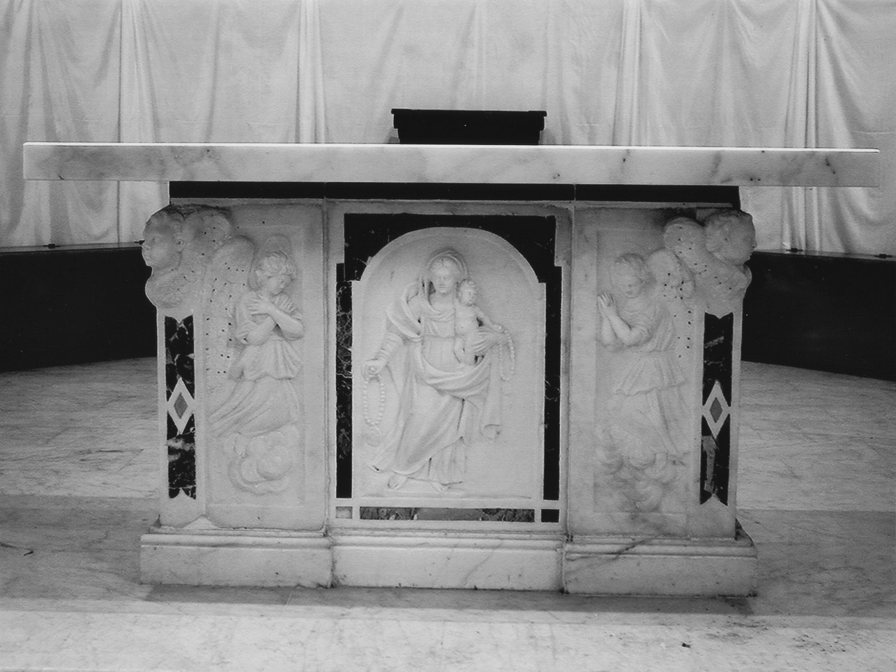 Madonna del Rosario/ angeli in preghiera (mensa d'altare, opera isolata) - bottega ligure (sec. XIX)