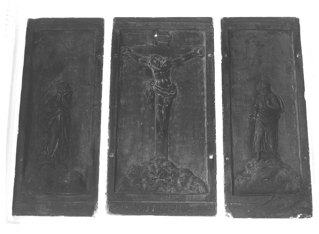 crocifissione di Cristo con la Madonna e San Giovanni Evangelista (rilievo, opera isolata) - ambito ligure (secondo quarto sec. XVIII)