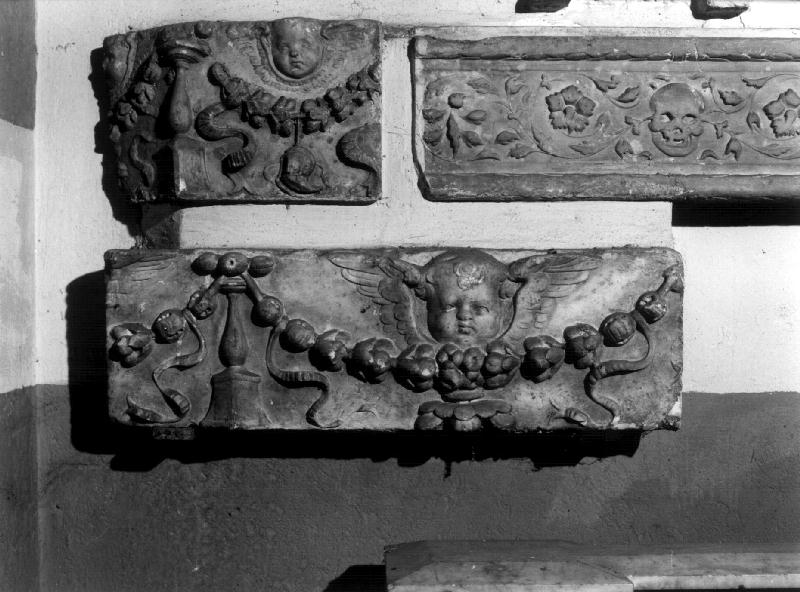 cherubino con festone vegetale (rilievo, frammento) - PRODUZIONE LIGURE (ultimo quarto sec. XV)