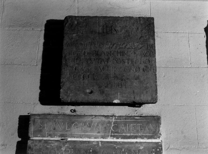 lapide tombale, elemento d'insieme - PRODUZIONE LIGURE (seconda metà sec. XV)