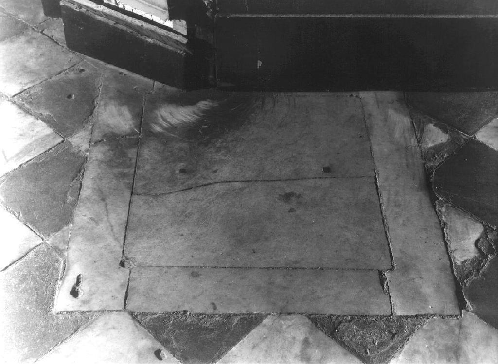 lastra tombale, opera isolata - ambito ligure (fine/inizio secc. XVI/ XVII)