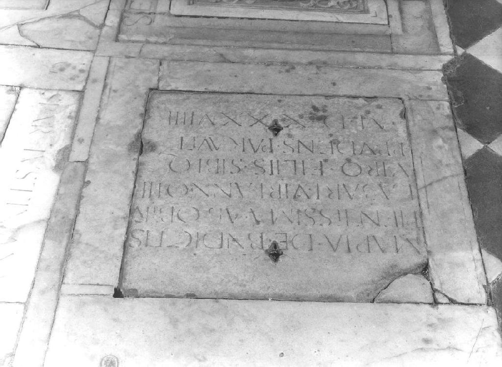 lastra tombale, opera isolata - ambito ligure (secondo quarto sec. XVI)