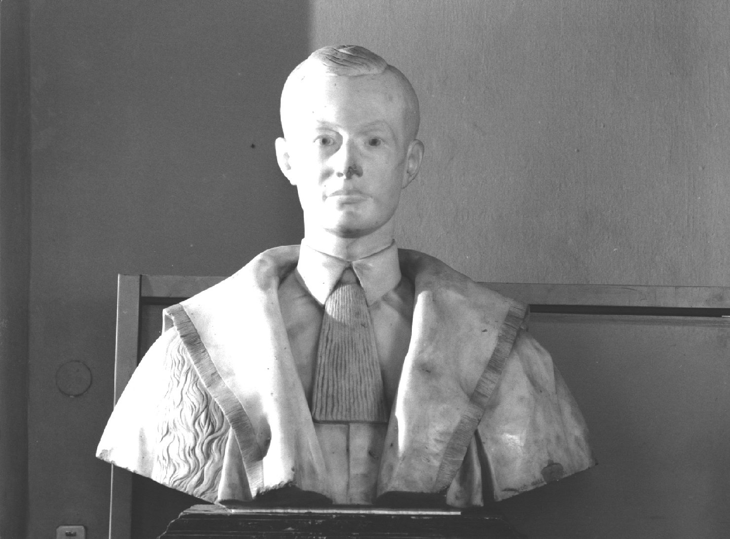 Ritratto d'uomo (busto, opera isolata) di Galletti Guido (prima metà sec. XX)