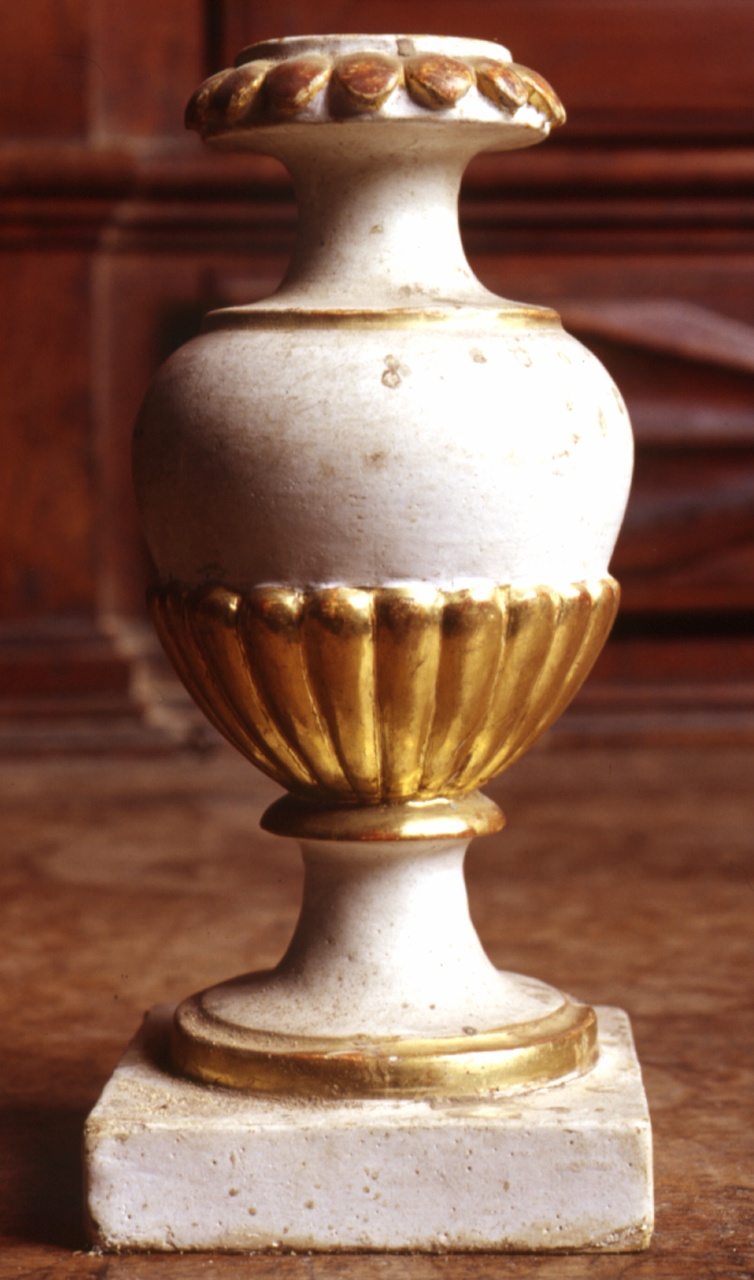 vaso d'altare con composizione floreale, serie - ambito ligure (fine sec. XVIII)