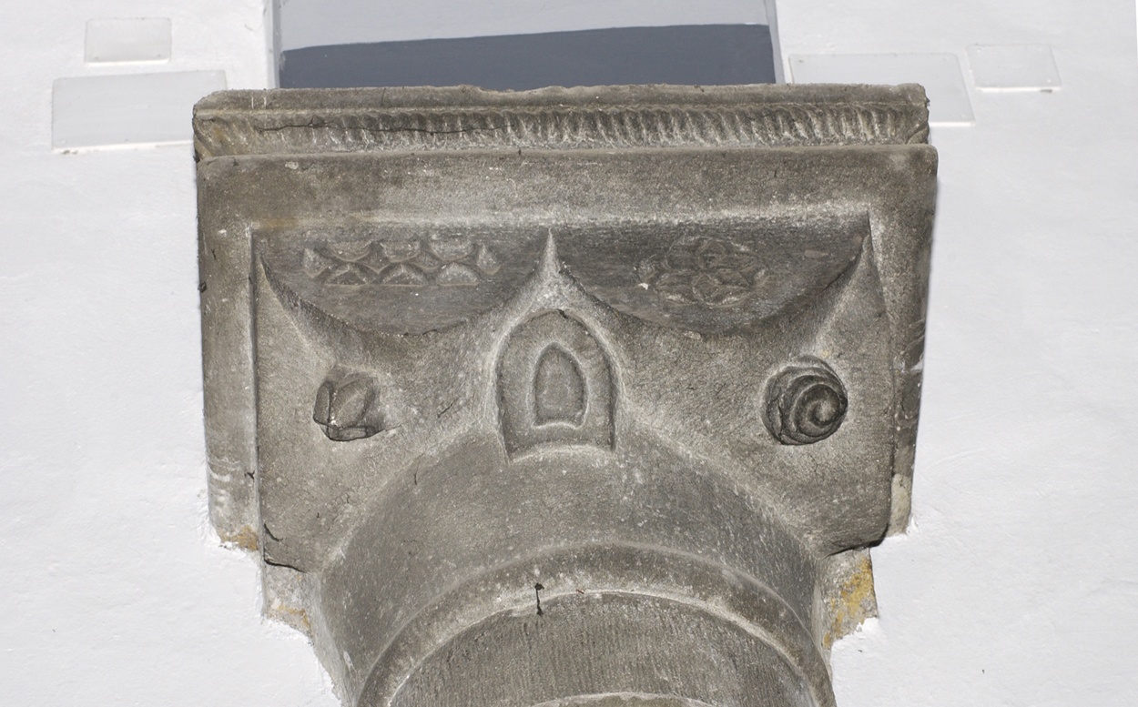 capitello, elemento d'insieme - bottega ligure (metà sec. XIV)