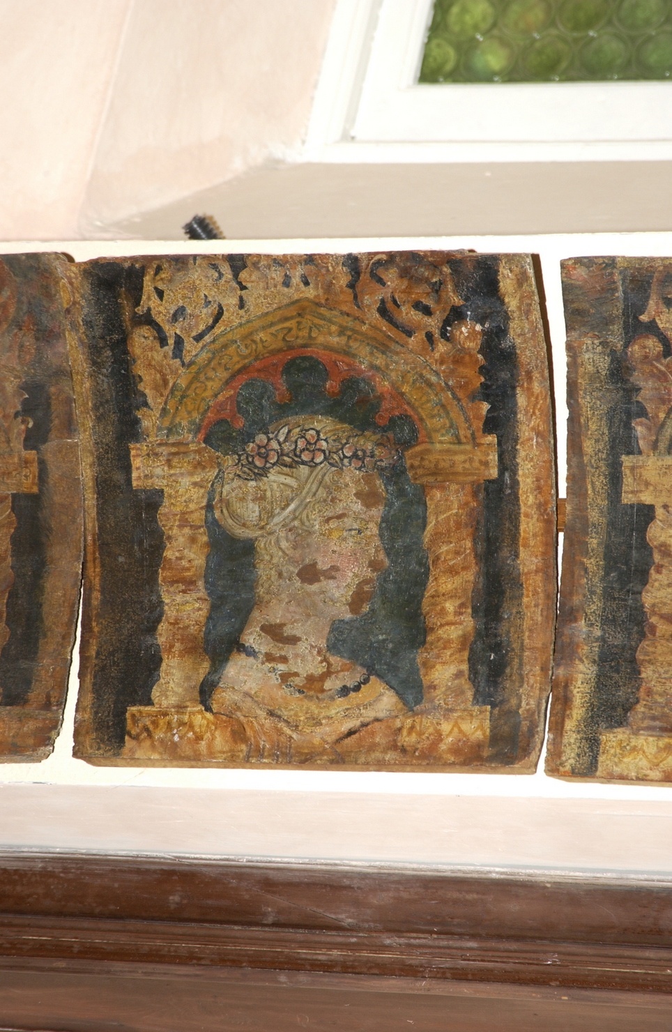 Donna in piedi vista di profilo (dipinto, insieme) - ambito lombardo (seconda metà sec. XV)
