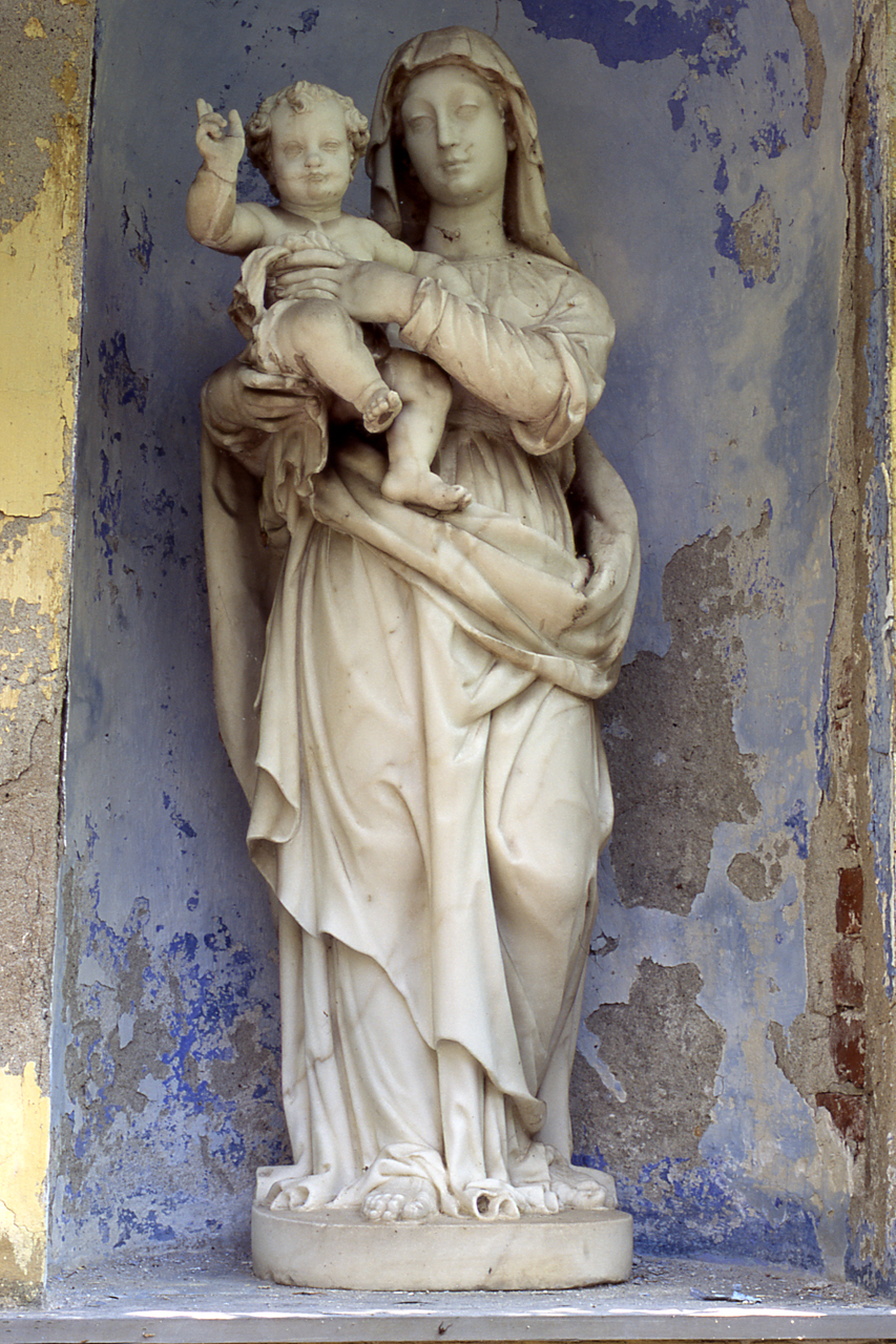 MADONNA CON BAMBINO (statua, opera isolata) di Orsolino Tommaso (attribuito) (sec. XVII)
