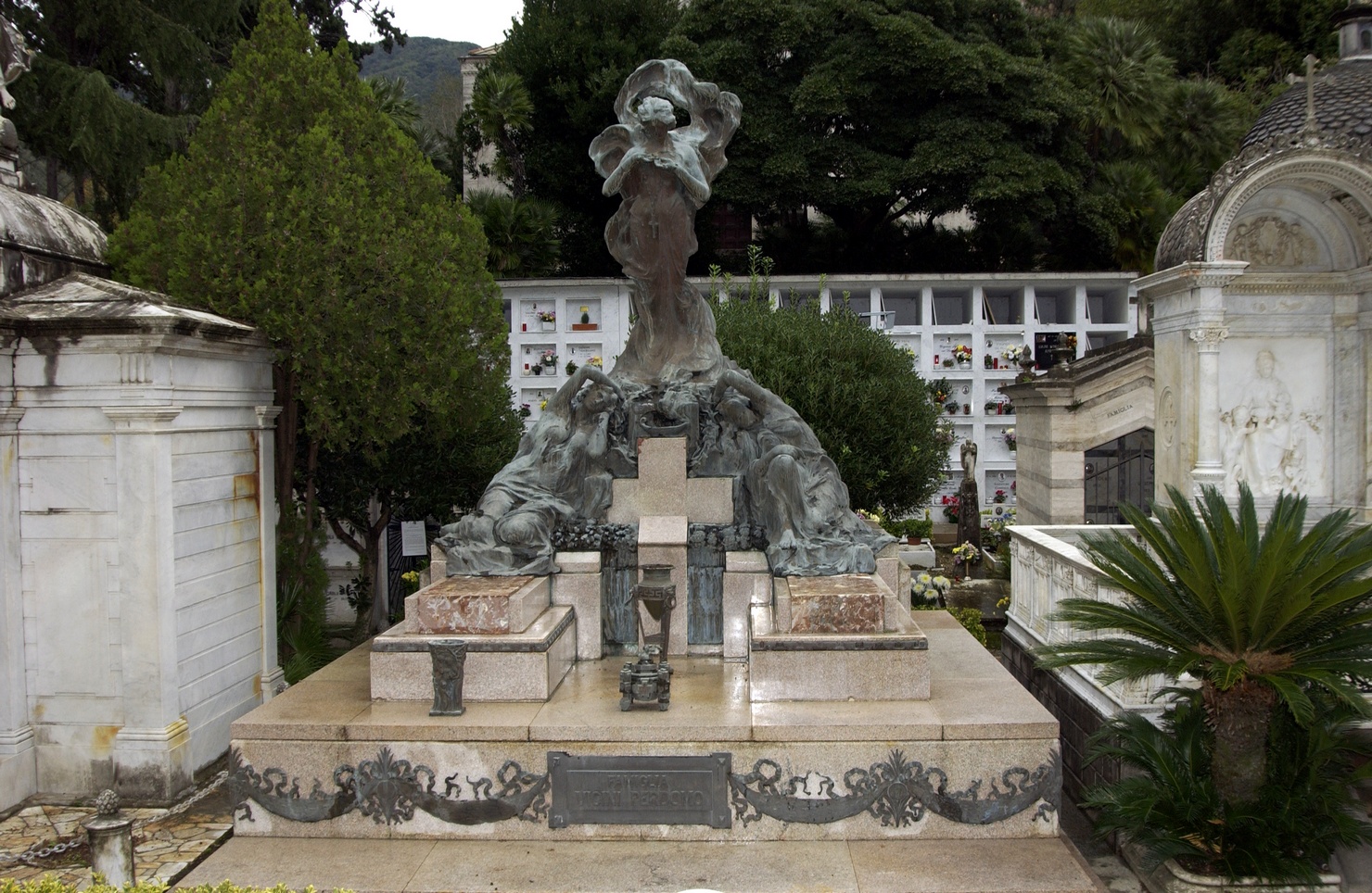 monumento funebre, opera isolata di Brizzolara Luigi (secondo quarto sec. XX)