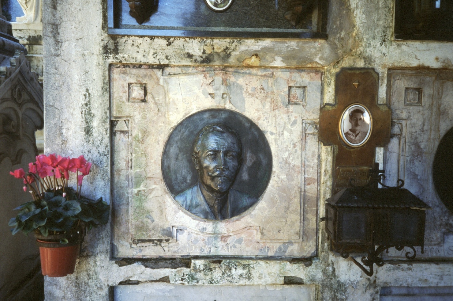 monumento funebre, opera isolata di Noris Amedeo (secondo quarto sec. XX)