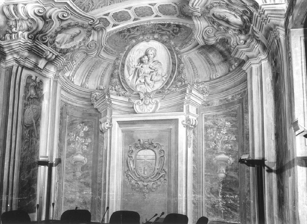 MADONNA CON BAMBINO (dipinto, complesso decorativo) di Parodi Domenico (primo quarto sec. XVIII)
