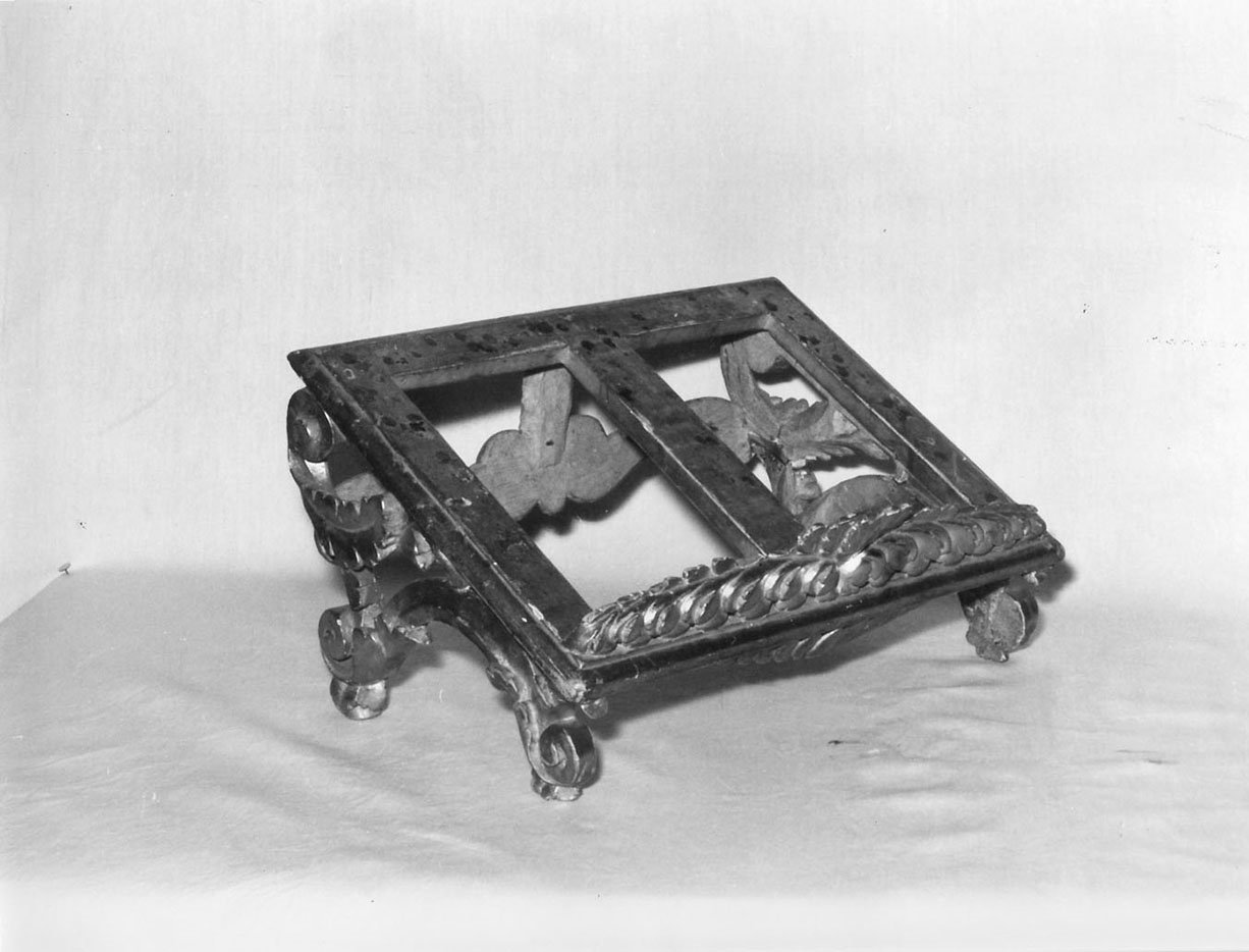 motivi decorativi a volute/ motivi decorativi floreali (leggio, opera isolata) - manifattura ligure (prima metà sec. XIX)