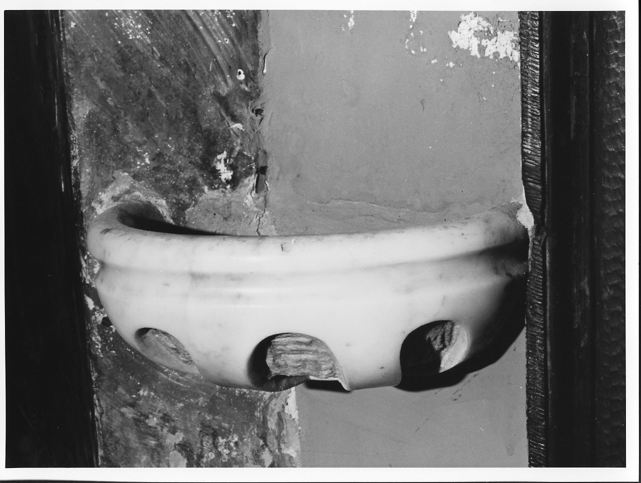 acquasantiera da parete, opera isolata - bottega italiana (secc. XVII/ XVIII)