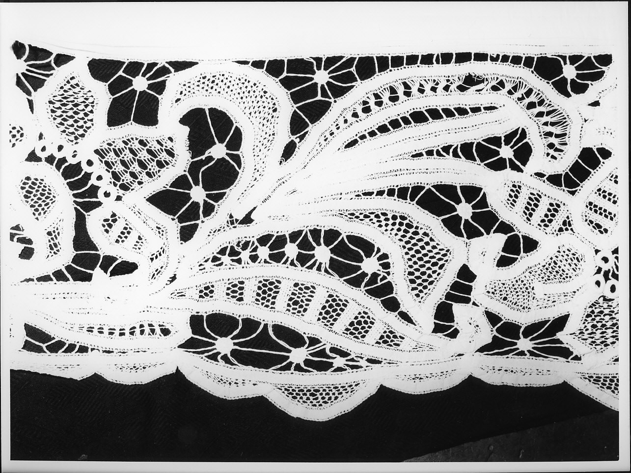 motivi decorativi vegetali (tovaglia d'altare, opera isolata) - manifattura ligure (primo quarto sec. XX)