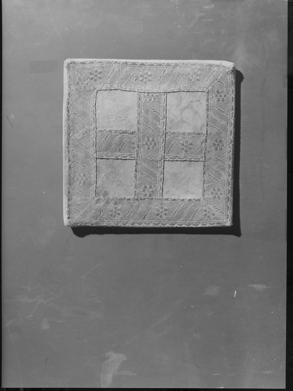 motivi decorativi floreali (borsa del corporale, opera isolata) - manifattura italiana (sec. XVIII)