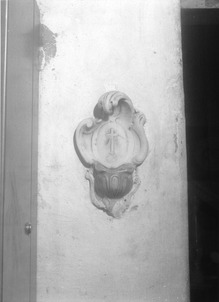 croce raggiata (acquasantiera da parete, opera isolata) - bottega italiana (sec. XVIII)