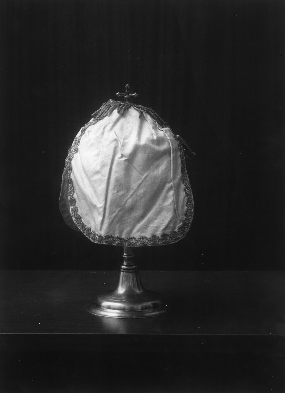 conopeo di pisside, opera isolata - manifattura ligure (sec. XIX)