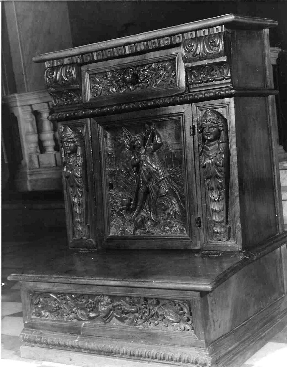 San Michele Arcangelo schiaccia il demonio (inginocchiatoio, opera isolata) - bottega italiana (sec. XIX)