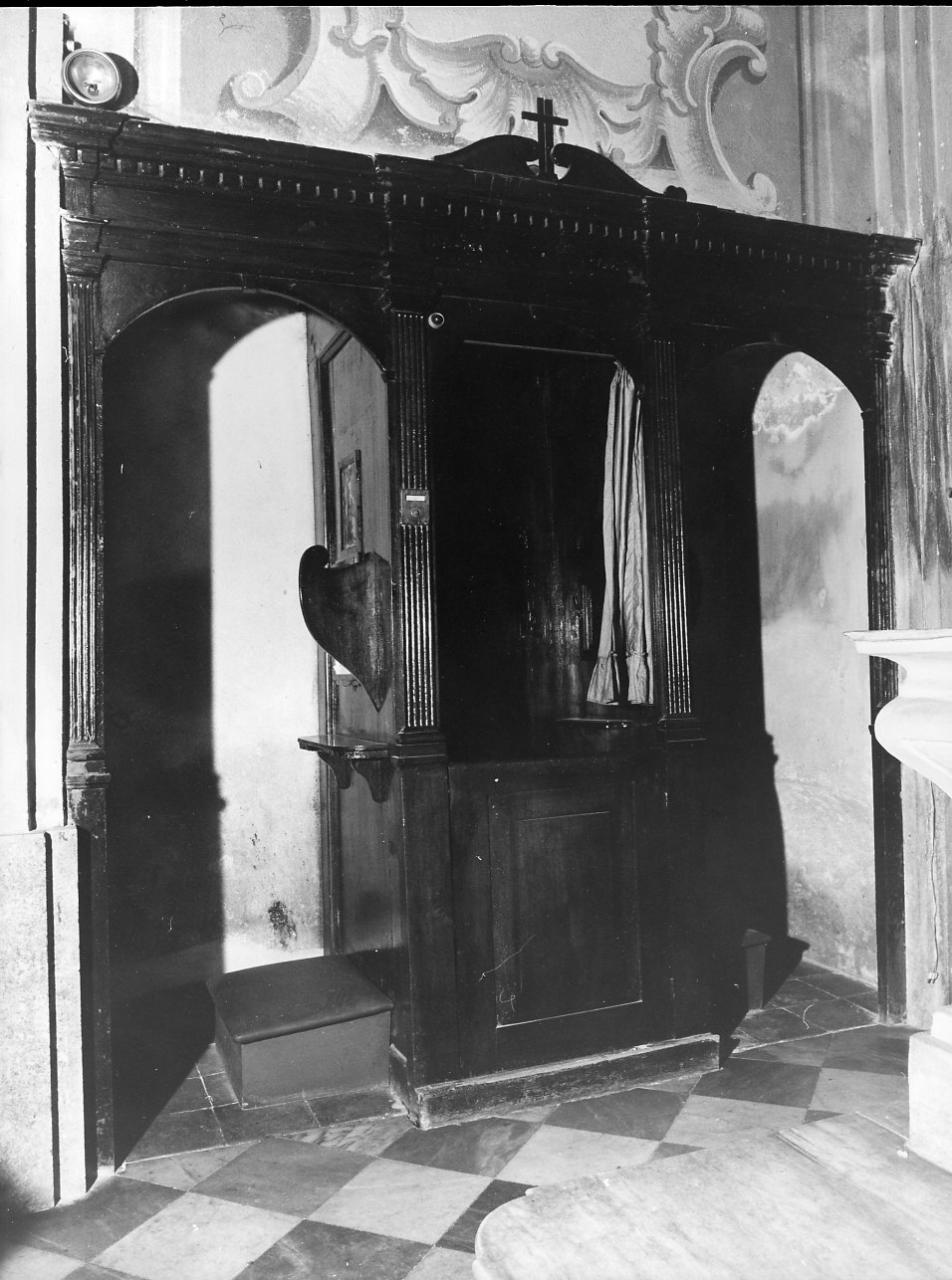 motivi decorativi a dentelli/ motivi decorativi architettonici (confessionale, opera isolata) - ambito italiano (sec. XVII)