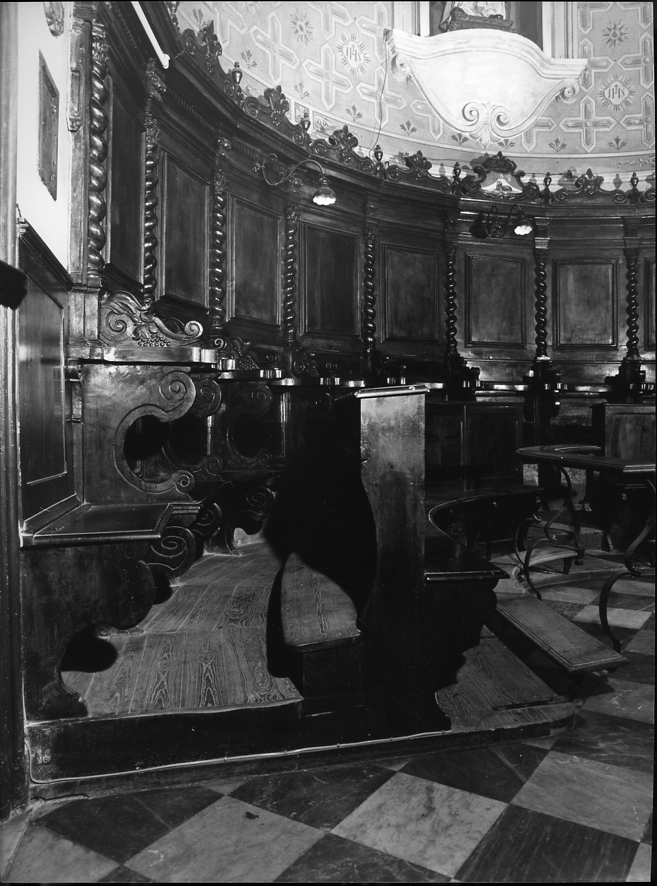 motivi decorativi vegetali/ motivi decorativi a volute (stalli del coro, opera isolata) - ambito italiano (sec. XVII)