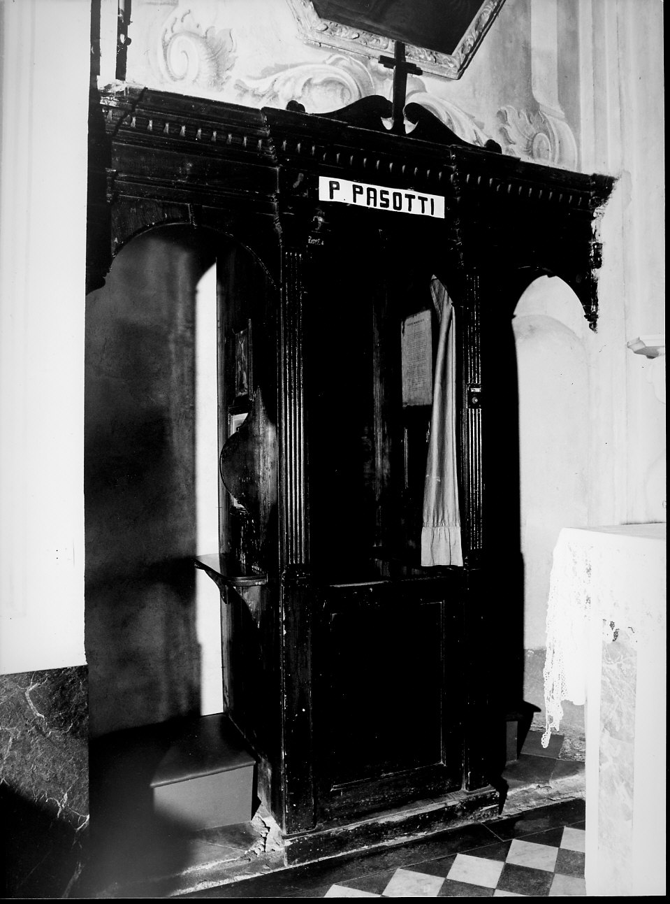 motivi decorativi a dentelli/ motivi decorativi architettonici (confessionale, opera isolata) - ambito italiano (sec. XVII)