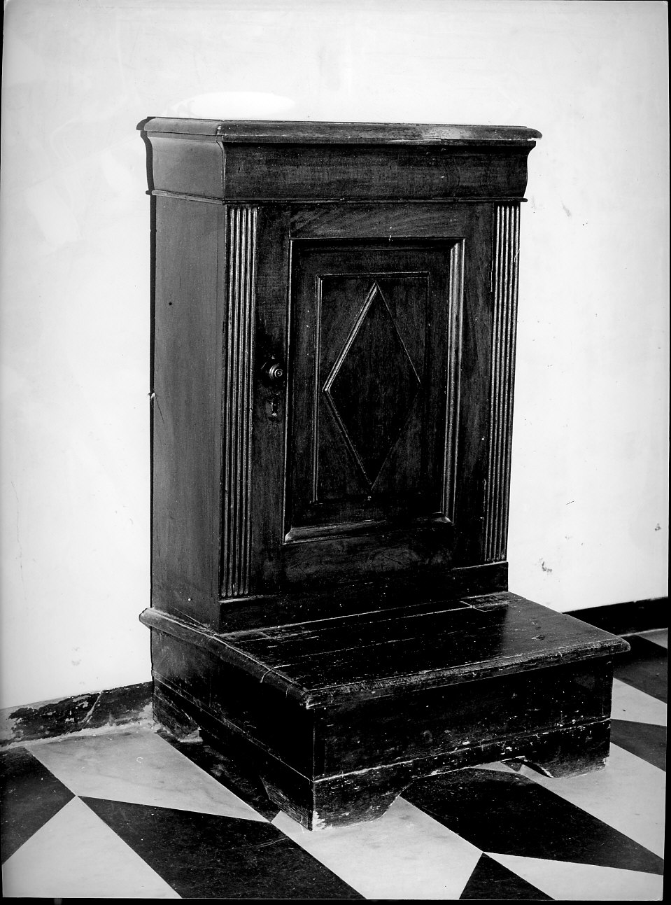 motivi decorativi geometrici a punte di diamante/ motivi decorativi architettonici (inginocchiatoio, opera isolata) - ambito italiano (sec. XX)