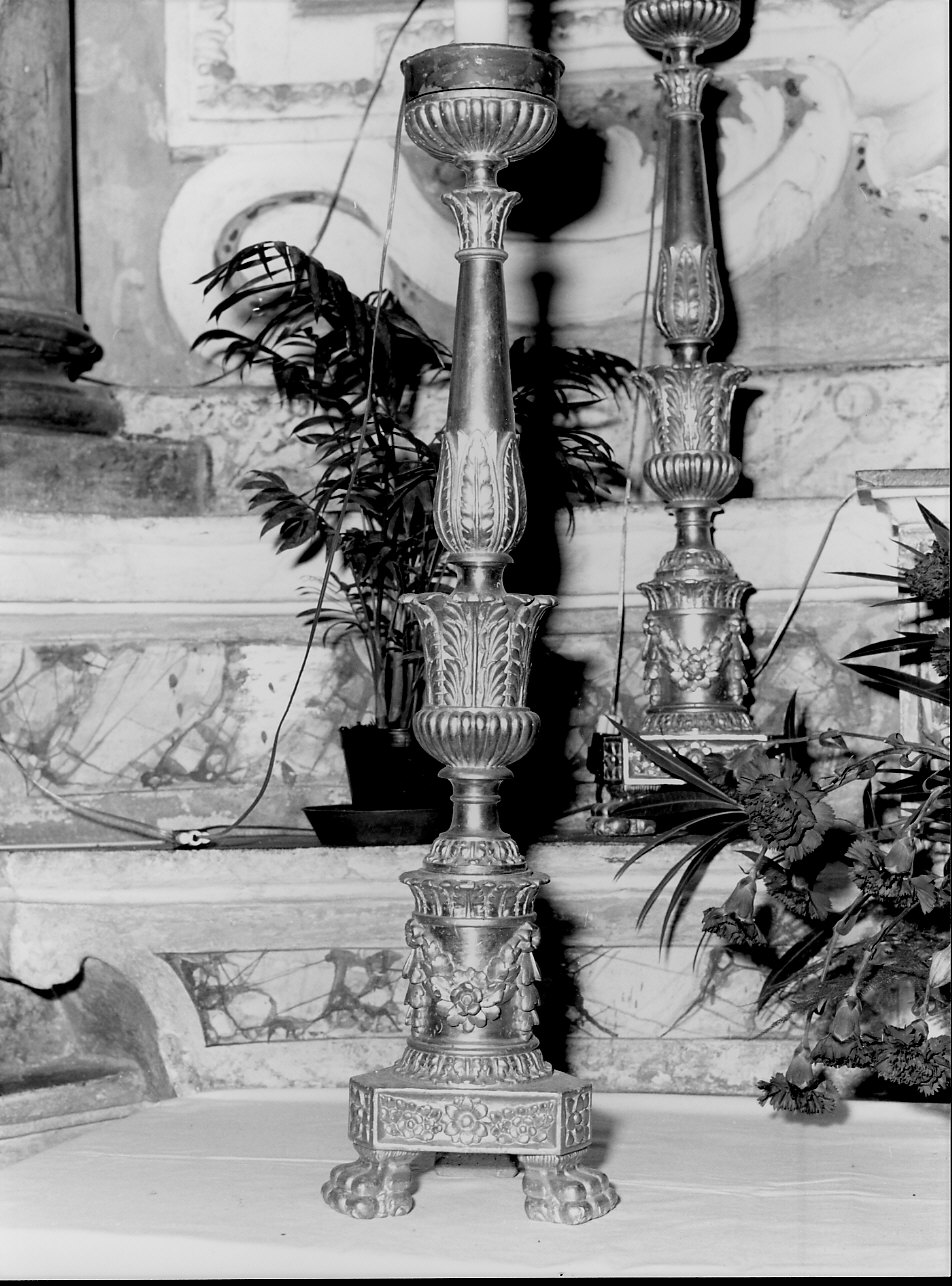 motivi decorativi a foglie d'acanto/ motivi decorativi floreali/ motivi decorativi vegetali a palmette (candeliere, opera isolata) - ambito italiano (sec. XIX)