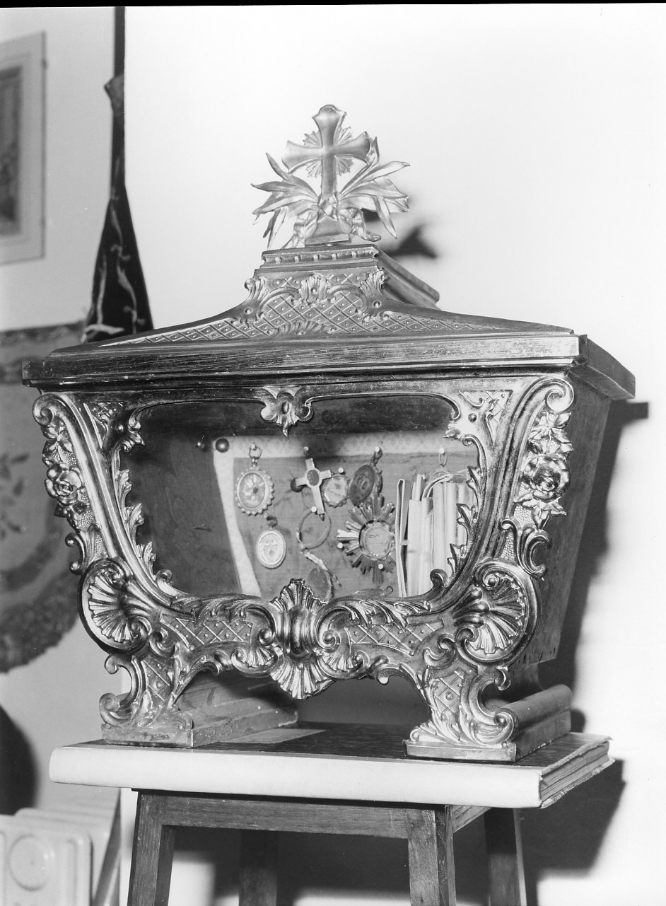 motivi decorativi a volute/ motivi decorativi floreali (reliquiario a teca - a urna, opera isolata) - bottega ligure (sec. XVIII)