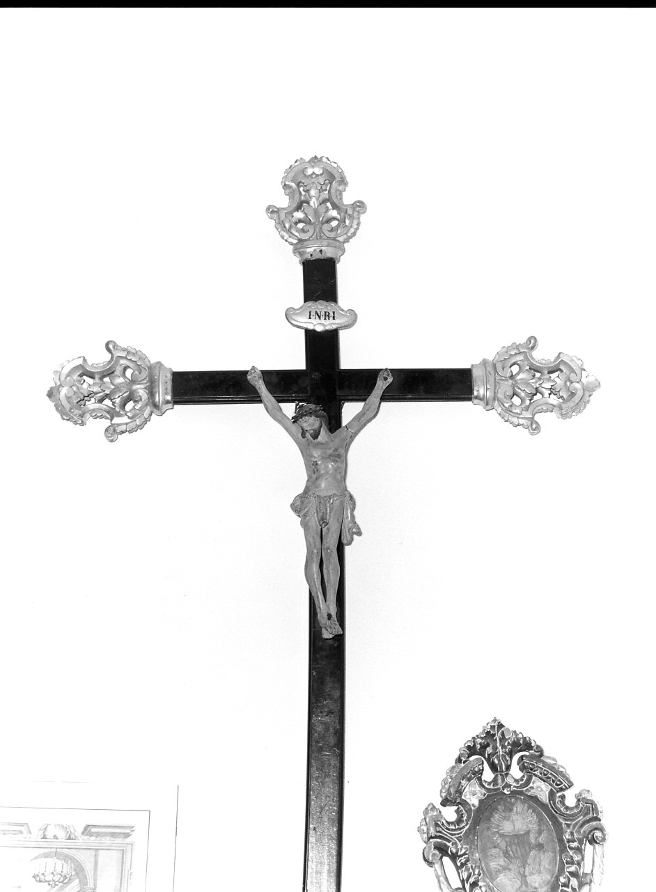 Cristo crocifisso/ motivi decorativi vegetali (crocifisso, opera isolata) - ambito ligure (sec. XIX)