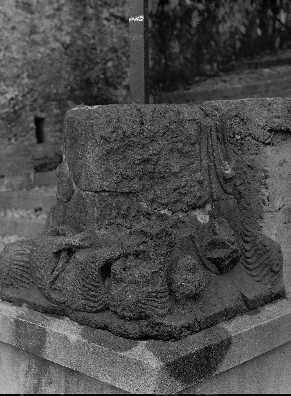 motivi decorativi vegetali (capitello, opera isolata) - ambito italiano (sec. XI)